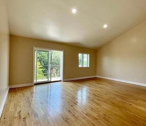 5th image of 2730 Schurz Ave #3