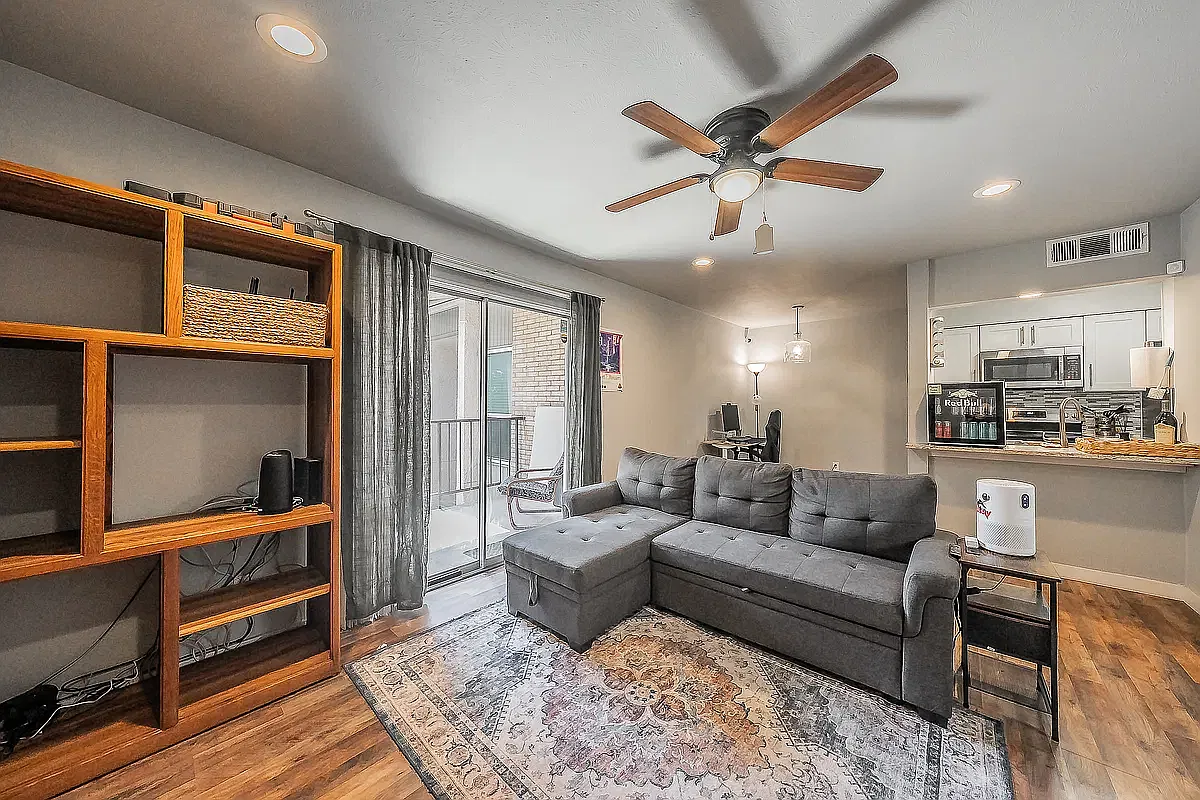 1 bed, 732 sqft, $1,300 — Photo 3