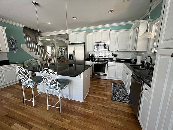 3rd image of 219 Loder Ave