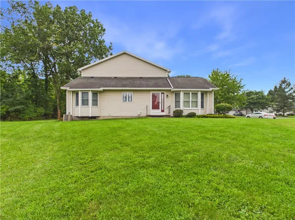 601 Strand Pond Cir, Webster, NY 14580