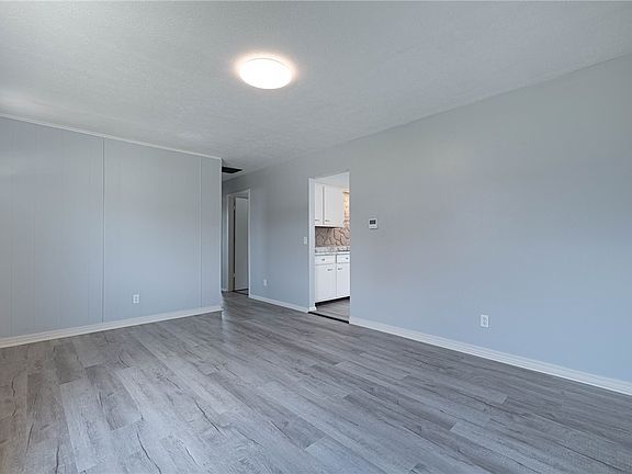 4th image of 653 S Douglas Ave