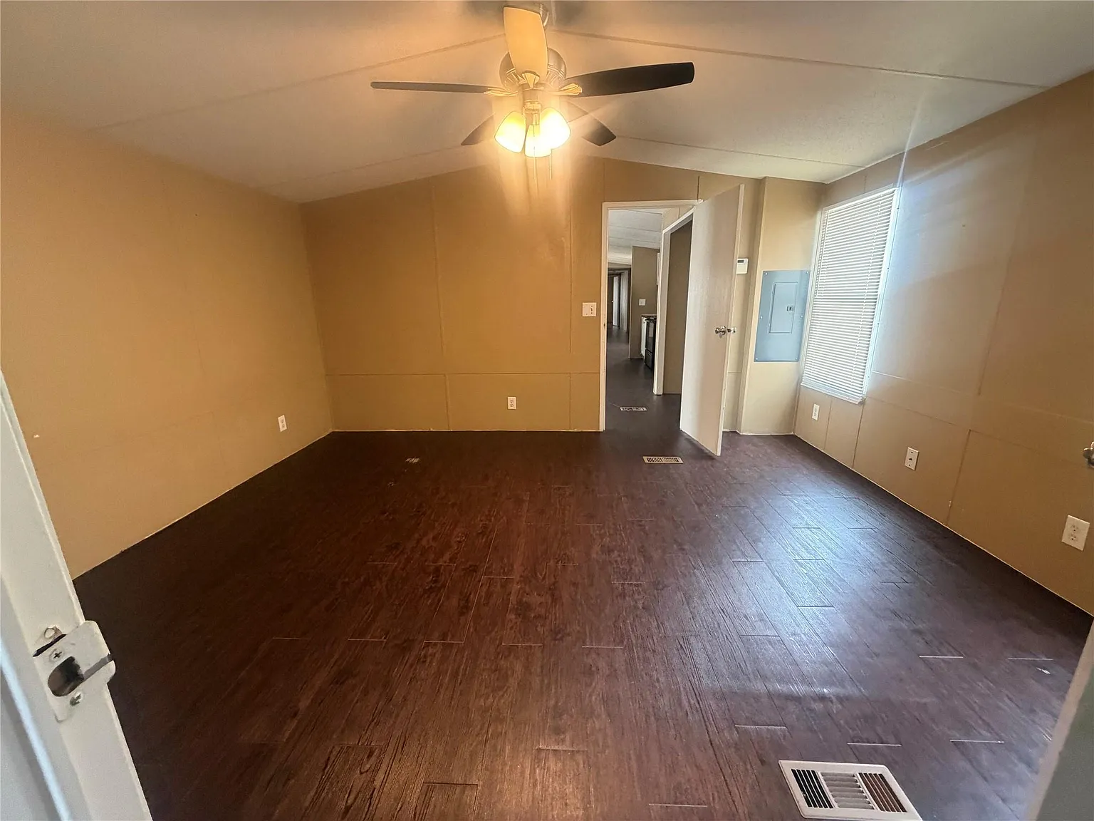3 bed, 2.0 bath, 1140 sqft, $1,250 — Photo 3