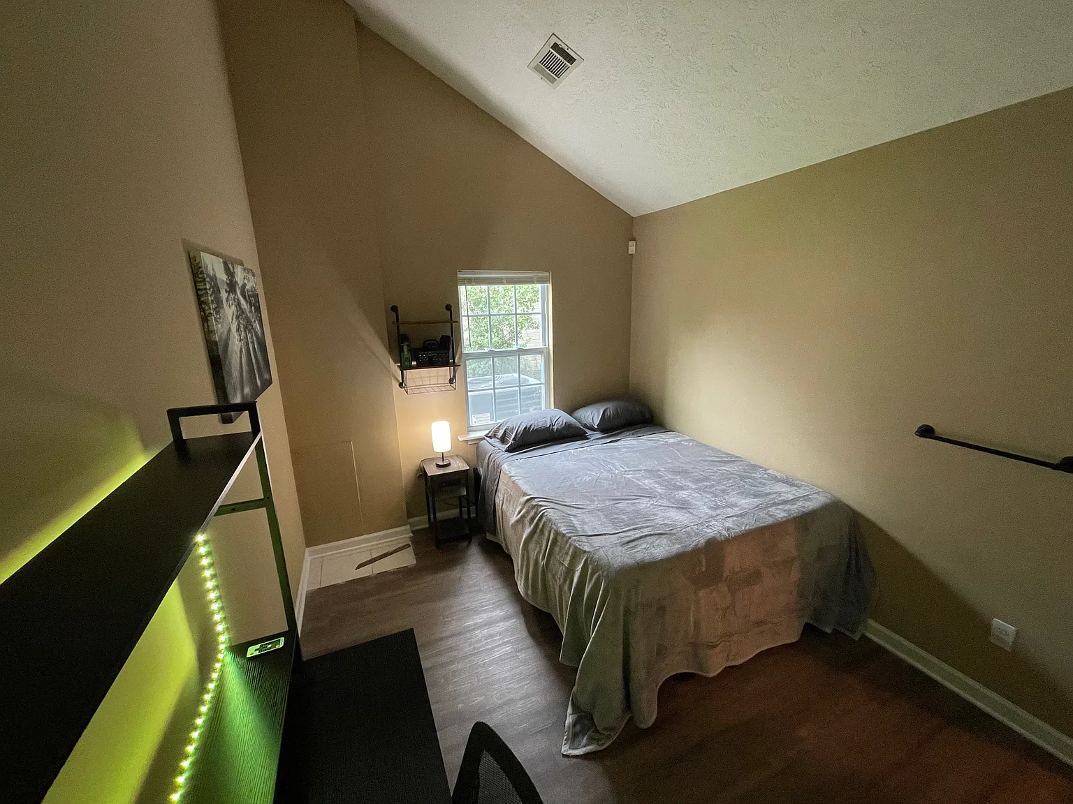 1 bed, 1400 sqft, $800 — Photo 2