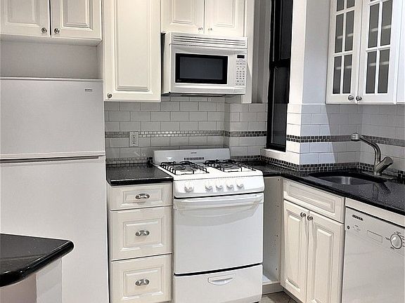 3rd image of 208 E 34th St APT 3D