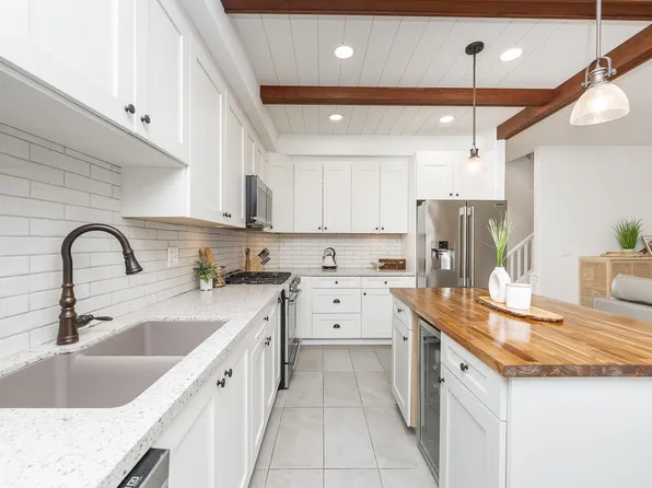 2979 Panorama Dr #13, Coquitlam, BC V3E 2W8