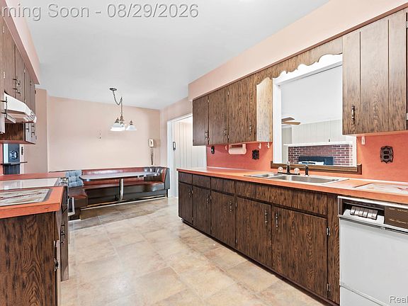 5th image of 25839 Fairgrove St