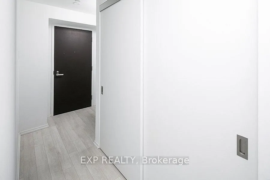 Building Photo - 197 Yonge St #2205