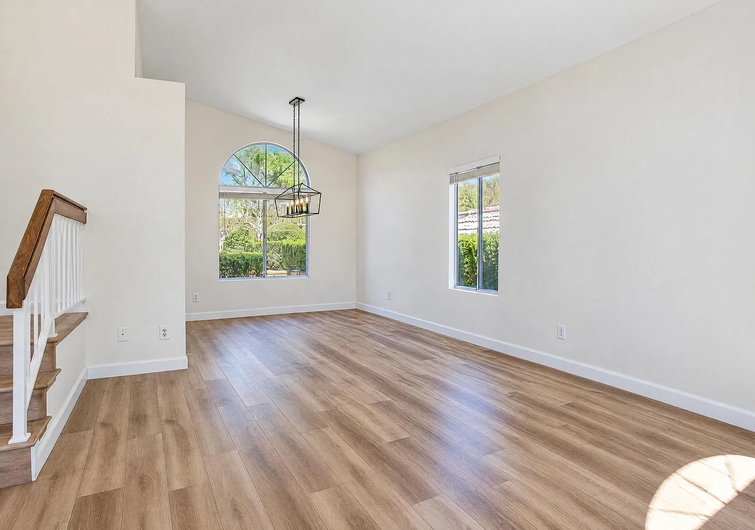Spacious 4-Bedroom Home with Big Backyard in Santa Clarita! — Photo 4