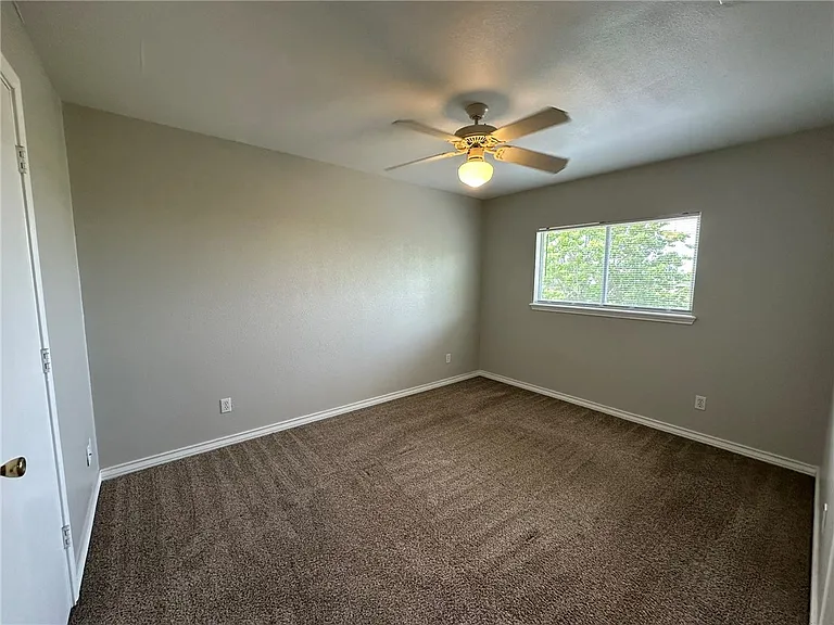 2112 Westwood Dr — Photo 10
