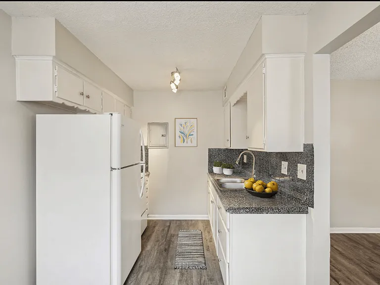 8519 Parallel Pkwy — Photo 11