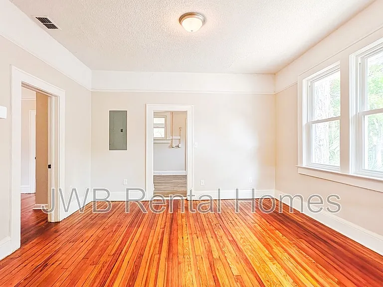 947 Kenmore St — Photo 4