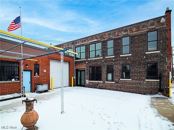 5th image of 1555-1557 E 40th St