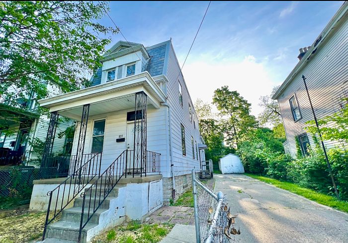 1st image of 922 Fairbanks Ave