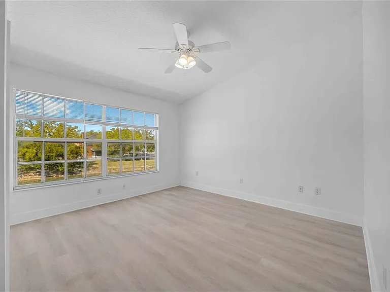 727 Kensington Lake Cir — Photo 45