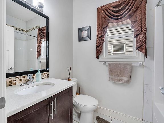 5th image of 129 Saddlelake Grv NE