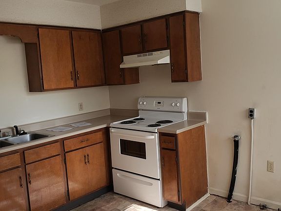 Kitchen/Washer/Dryer Hookups