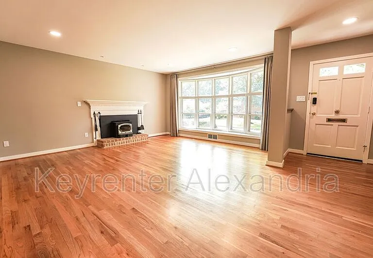 906 Neal Dr — Photo 6