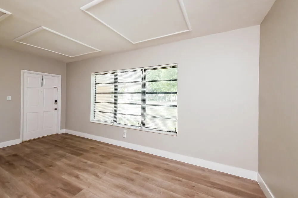 3 bed, 1.0 bath, 1147 sqft, $2,360 — Photo 3