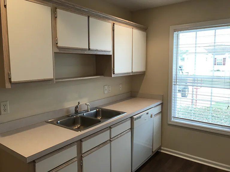 482 Wallingford Cir — Photo 3
