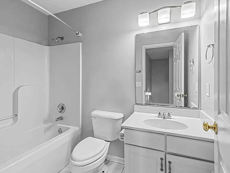 209 Lansing Ct — Photo 32