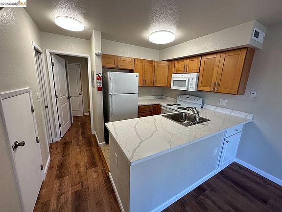 4th image of 9750 Bancroft Ave #102