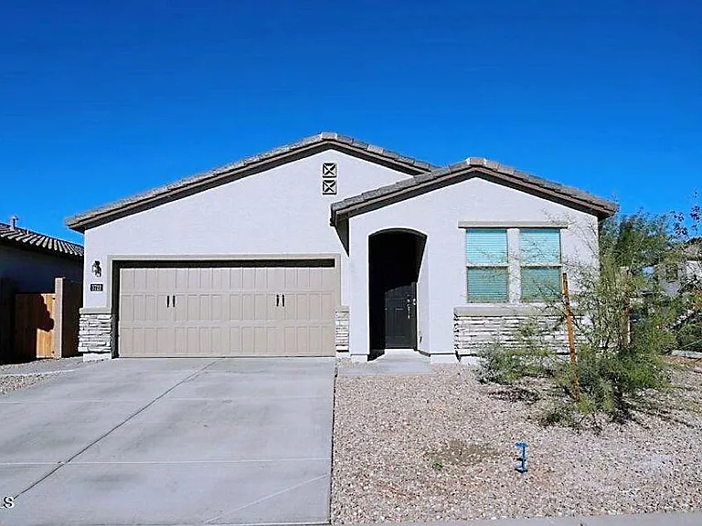 5722 W Getty Dr — Photo 2
