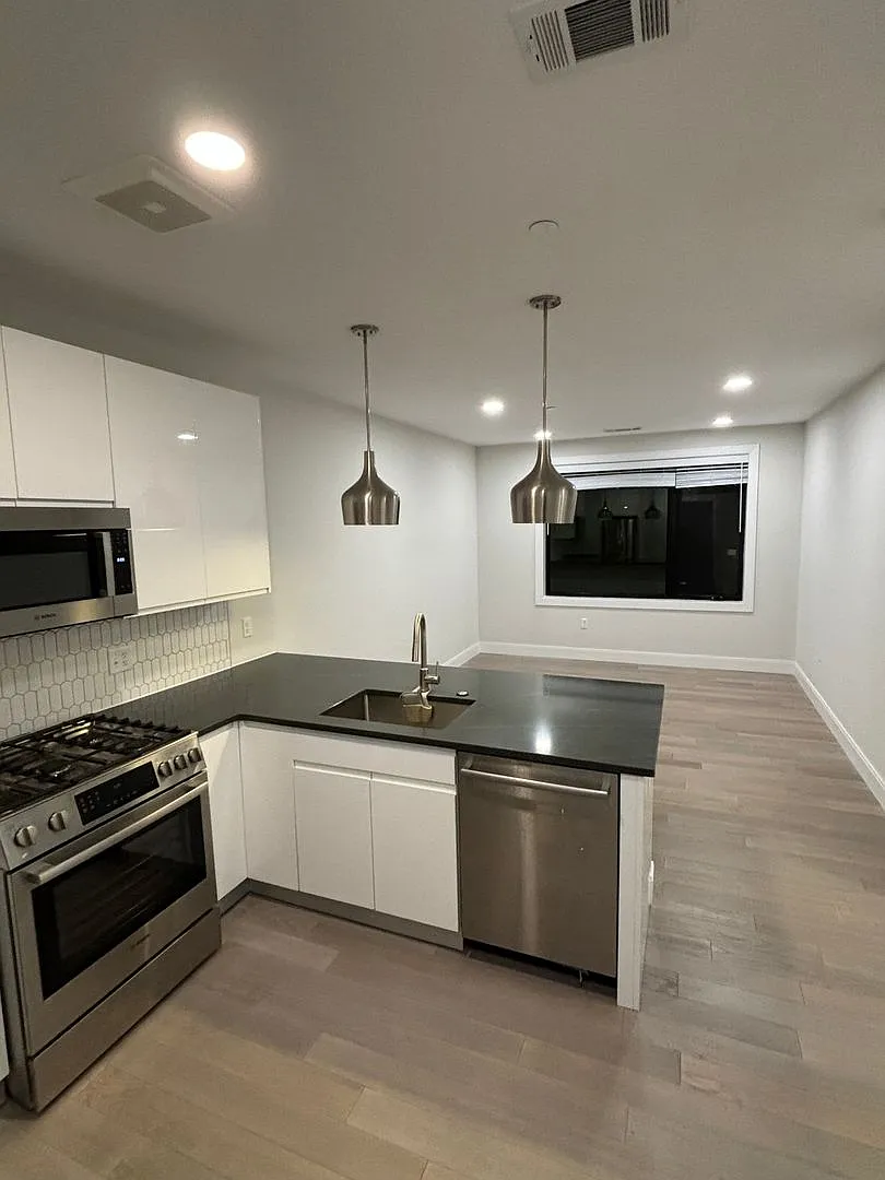 ONE52 - Luxury Apartments — Photo 3