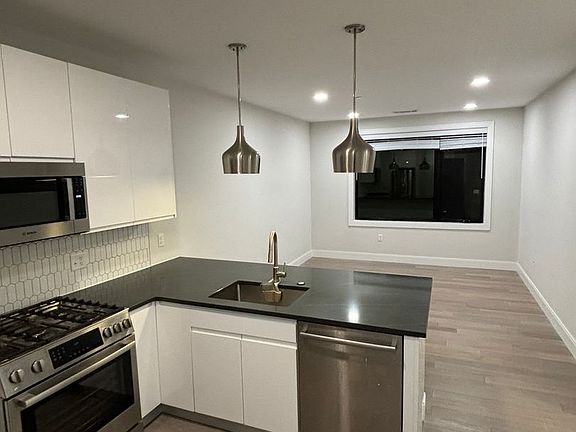 3rd image of 152 Liverpool St Unit 405