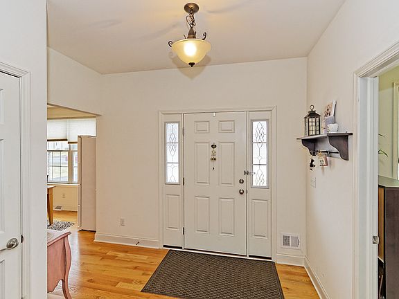 4th image of 28 Stone Crest Dr