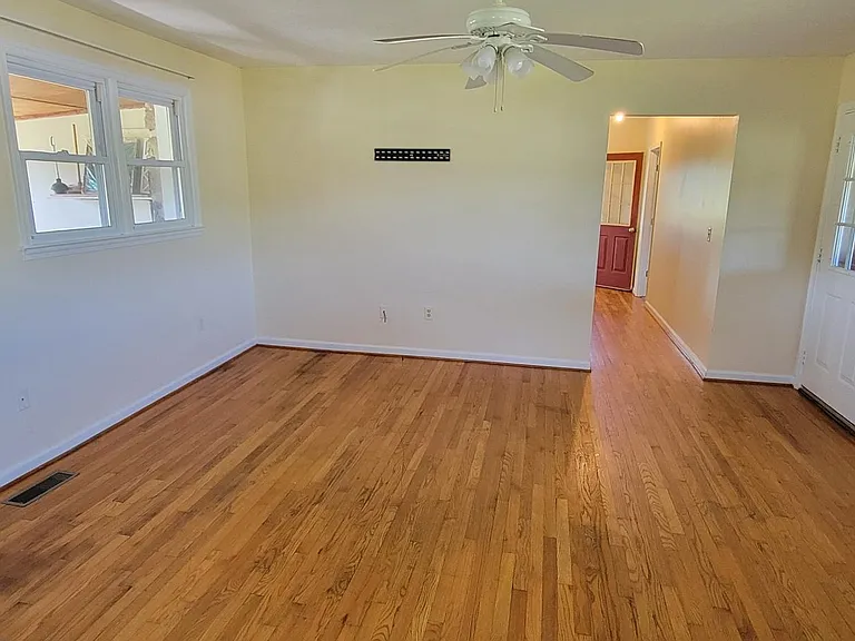 16 Stonespring Ln — Photo 4