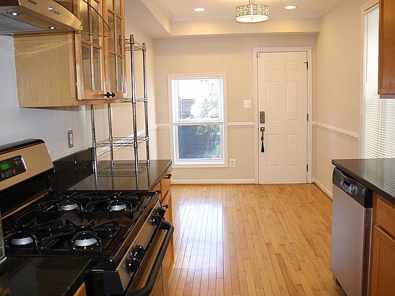 4th image of 1178 Cleveland St