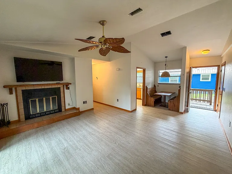 2260 W University Ave — Photo 2