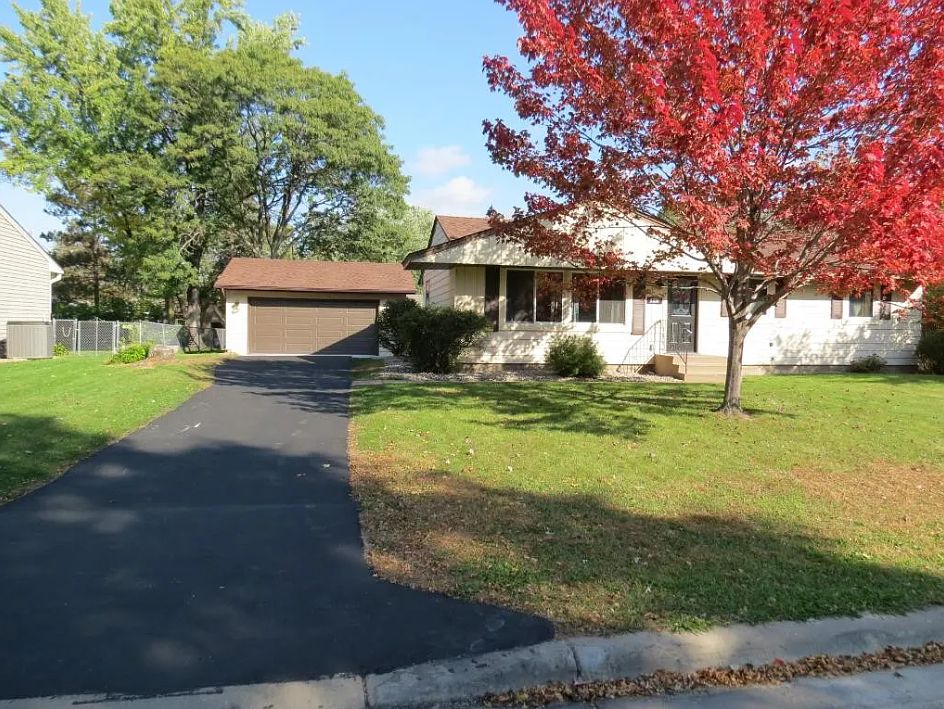 Front of House from Roth Pl.