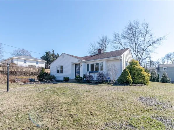 9 Hillview Dr, Westerly, RI 02891