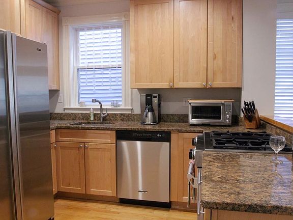 3rd image of 390-392 Franklin St Unit 1