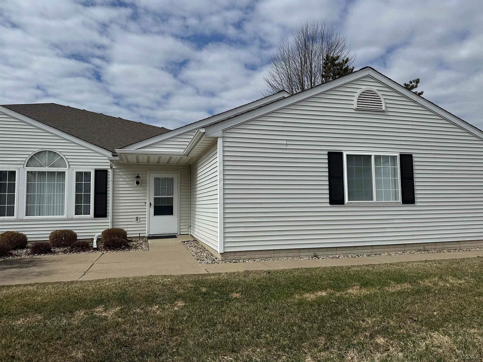 204 Carriage Dr photo 1