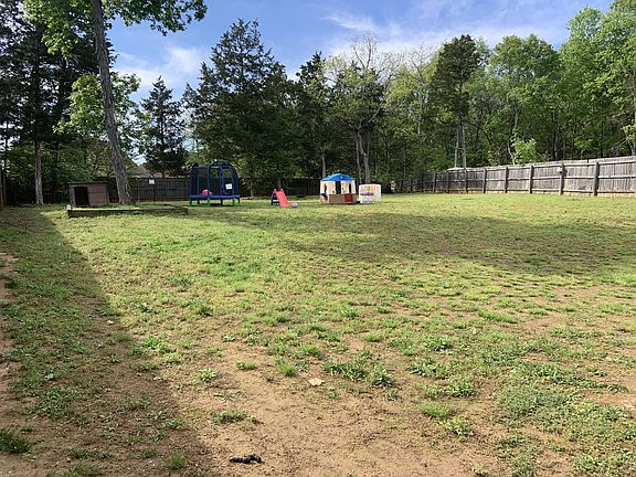 2nd image of 235 Niagra Ln