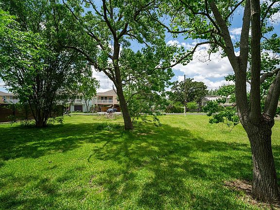 3rd image of 402 Bay Oaks Dr