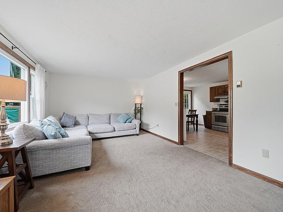 4th image of 7 Susan Drive #L