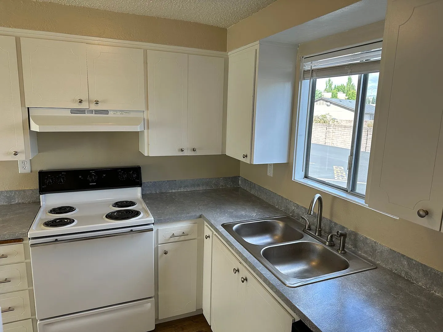 Villa Chateau Apartments — Photo 3