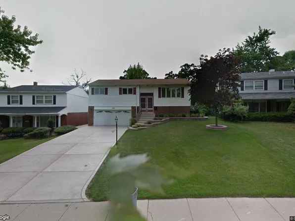 9121 Forest Dr, Hickory Hills, IL 60457