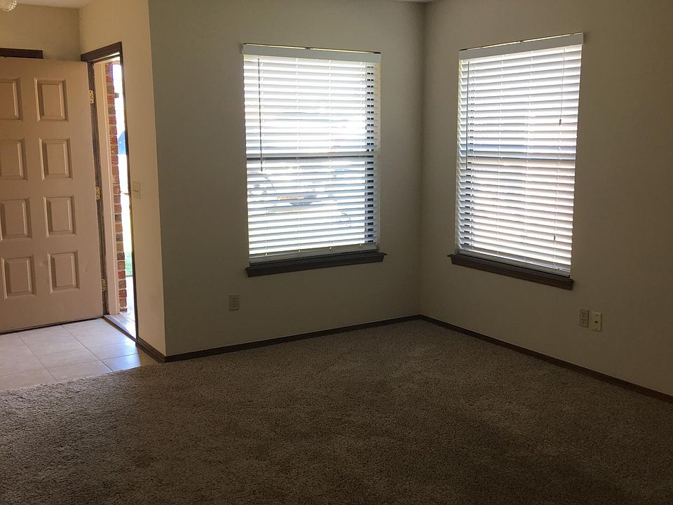 Living Room - Coat Closet