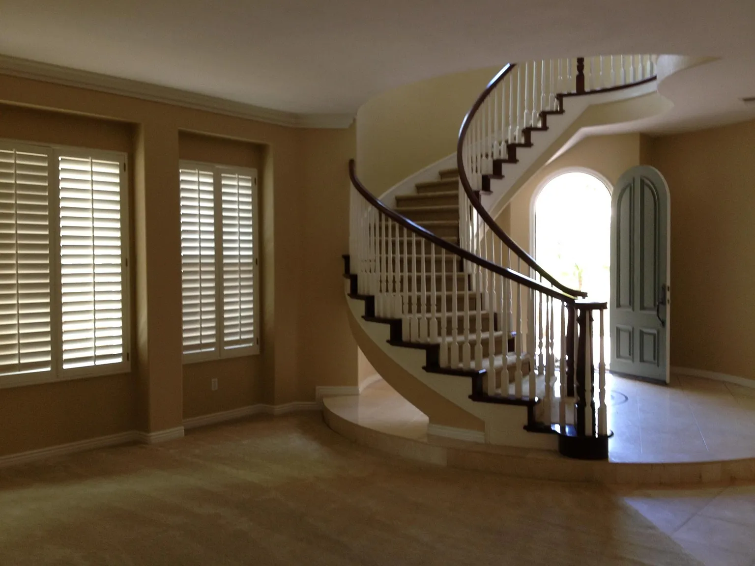 5 bed, 4.5 bath, 3922 sqft, $8,395 — Photo 2