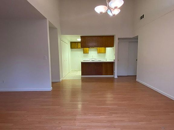 5th image of 5058 North Ave