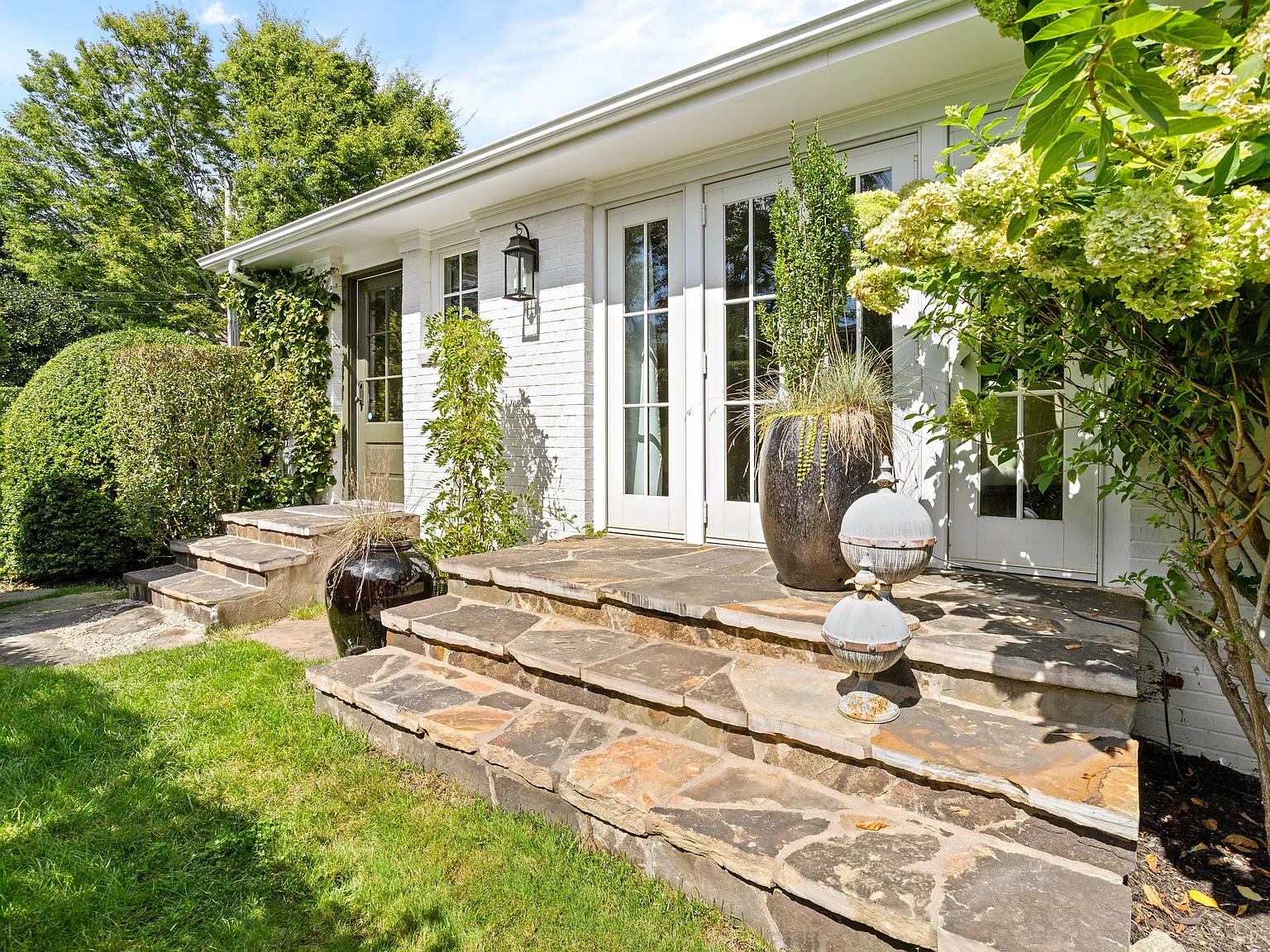 3 Bedroom 3.5 Bath Southampton Village Jewel — Photo 4