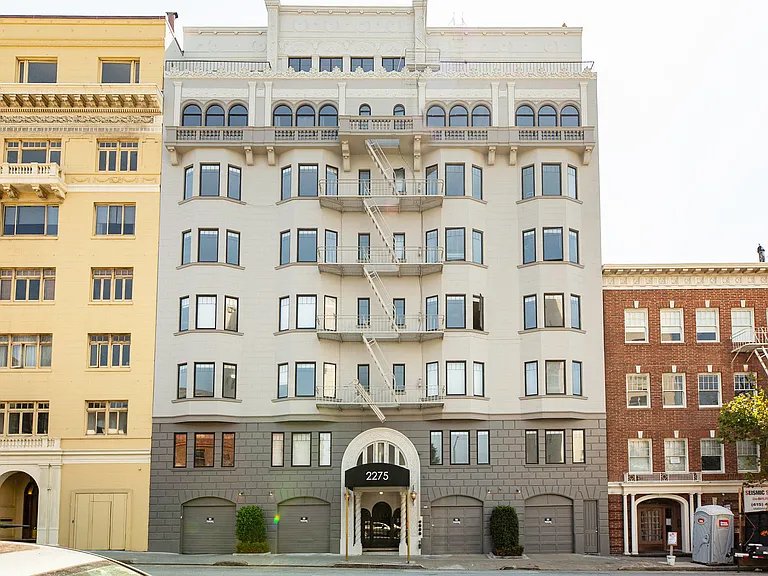 2275 Broadway — Photo 20