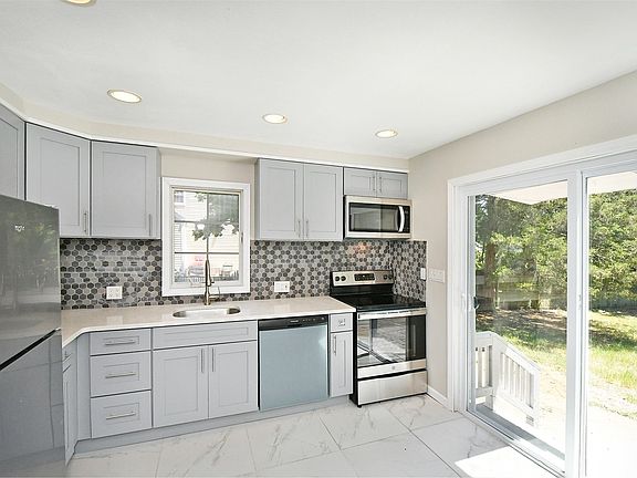 4th image of 3 Monsen St