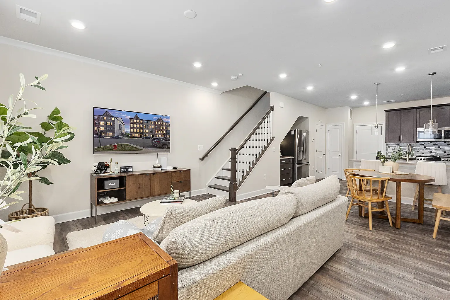 3 bed, 1608 sqft, $3,100 — Photo 1