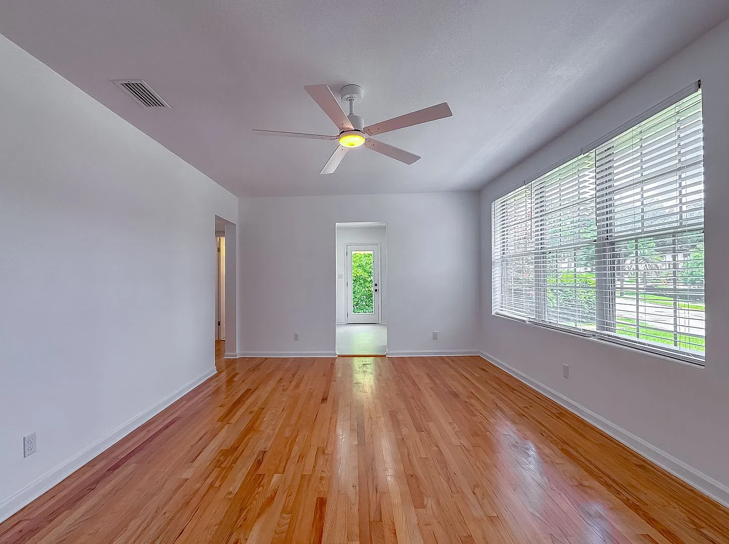 Renovated Midtown 2/1 W/ Wood Floors. Washer/Dryer, & Deck! Water, Sewer, & Lawn Maint Inc! Avail... — Photo 2