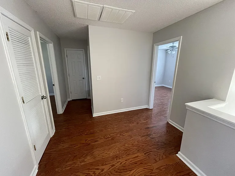 2704 Holmes Ct N — Photo 17